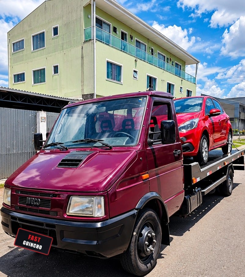 FAST GUINCHO transportando carro vermelho em Curitiba