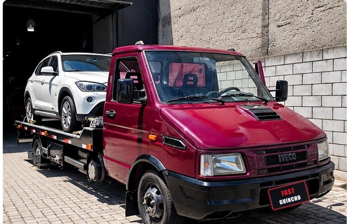 Caminhão da FAST GUINCHO realizando transporte de SUV branco em Curitiba